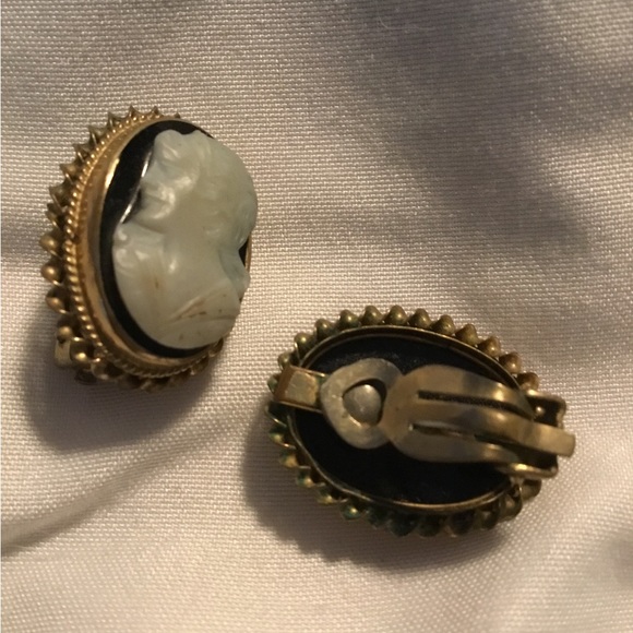 Vintage cameo clip on earrings - Picture 1 of 6